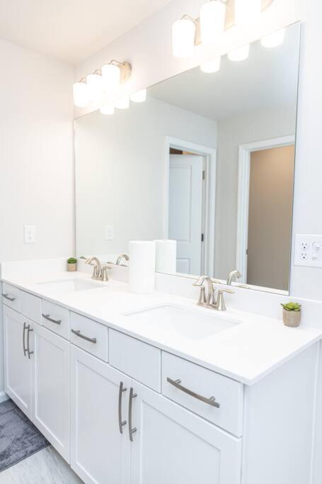 New Spacious 3 Bedroom Suite Garage Parking Free Wi-Fi Office Space And Patio View Duluth Exterior foto